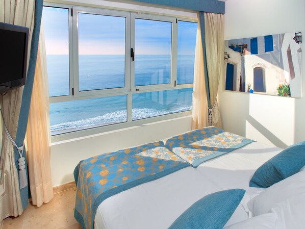 Minibar, tabla de planchar con plancha, wifi gratis y ropa de cama 