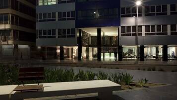 Voorkant accommodatie - avond/nacht