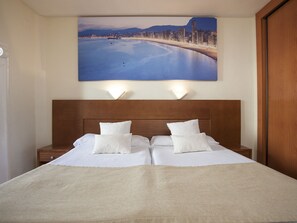 Minibar, caja de seguridad en la habitación, wifi gratis y ropa de cama
