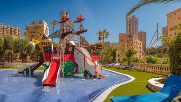 Alberca al aire libre, sombrillas en la alberca y camastros