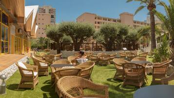 2 bars/lounges, 2 poolbars, een swim-up bar