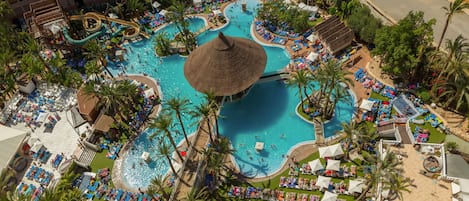 Piscine extérieure, parasols de plage, chaises longues