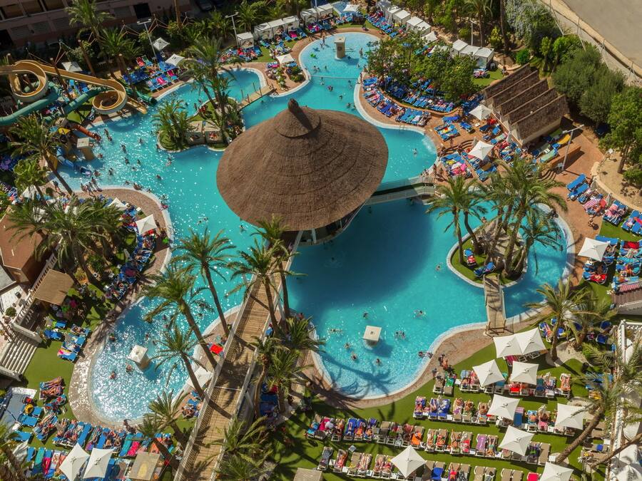 AuĂenpool, geöffnet von 10:00 Uhr bis 20:00 Uhr, Sonnenschirme