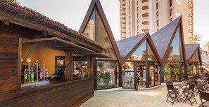 2 Bars/Lounges, 2 Poolbars, Bar im Pool