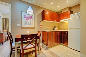Fridge, microwave, cookware/dishes/utensils - Red Lion Inn and Suites (Victoria)