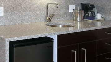 電冰箱、微波爐、鍋具/餐盤/廚房用品