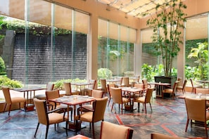 3 restaurants, servant le déjeuner et le dîner; cuisine internationale