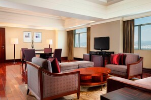 37-cm LCD TV with cable channels, TV - Sheraton Dongguan Hotel (Dongguan)