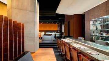 3 間餐廳,供應早餐、午餐和晚餐,國際料理