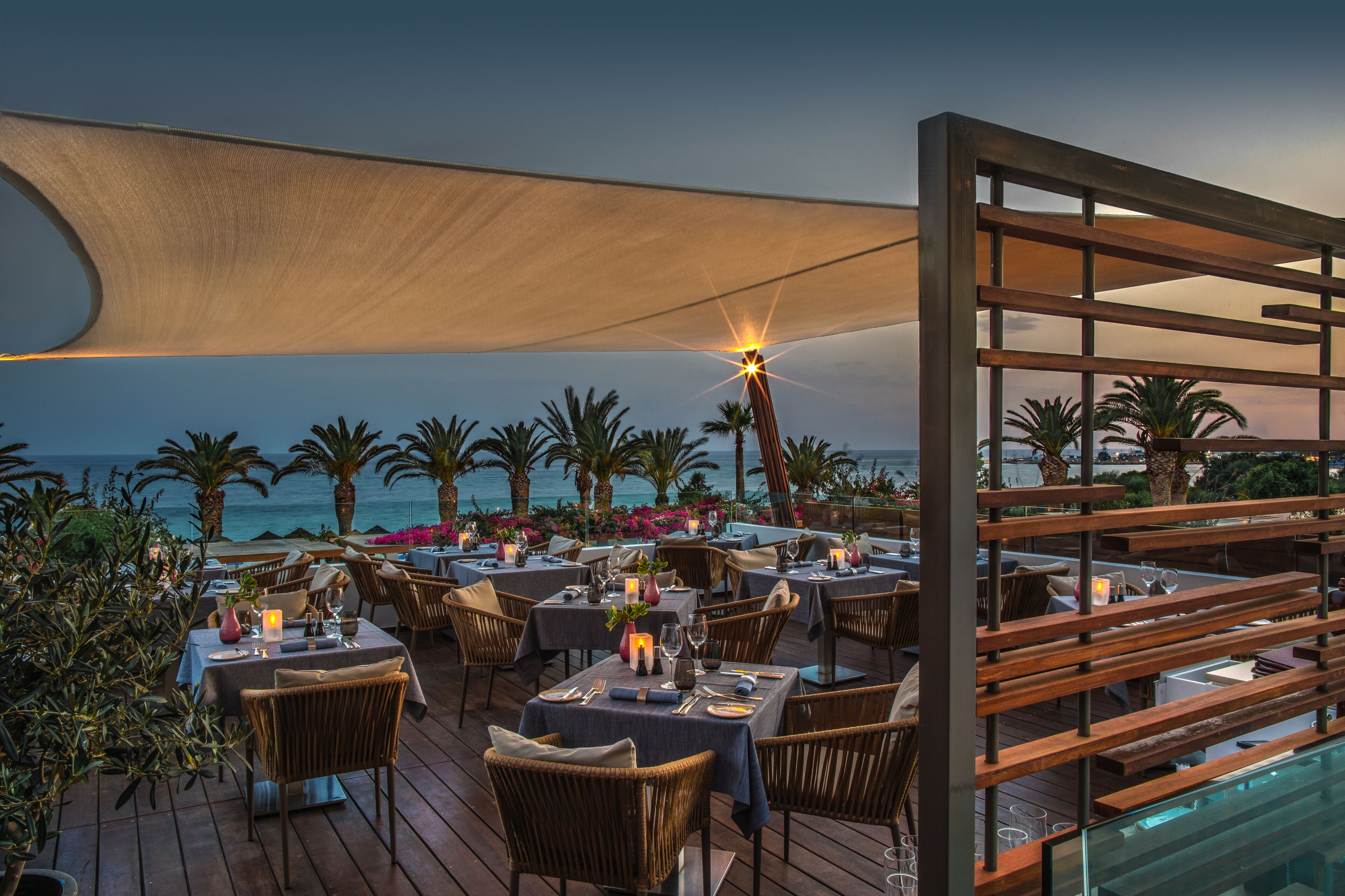 4 restoran; kahvaltı, öğle yemeği ve akşam yemeği sunulur
