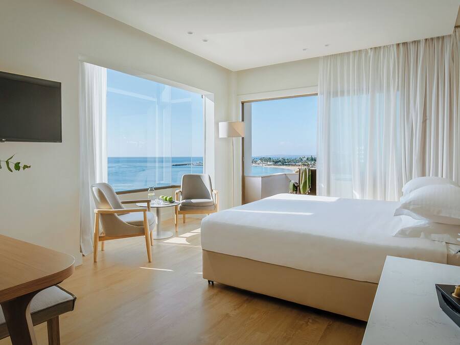 Sengetøy i egyptisk bomull, minibar, safe på rommet og skrivebord