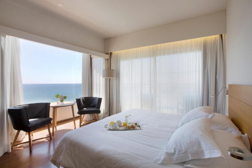 埃及棉床单、迷你吧、客房内保险箱、办公桌