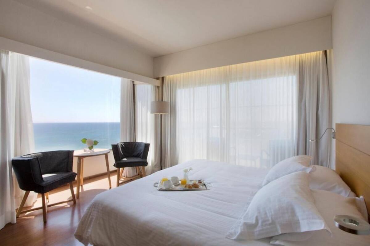 埃及棉床单、迷你吧、客房内保险箱、办公桌