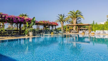 Piscine couverte, piscine extérieure, parasols de plage