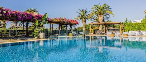 Piscine couverte, piscine extérieure, parasols de plage