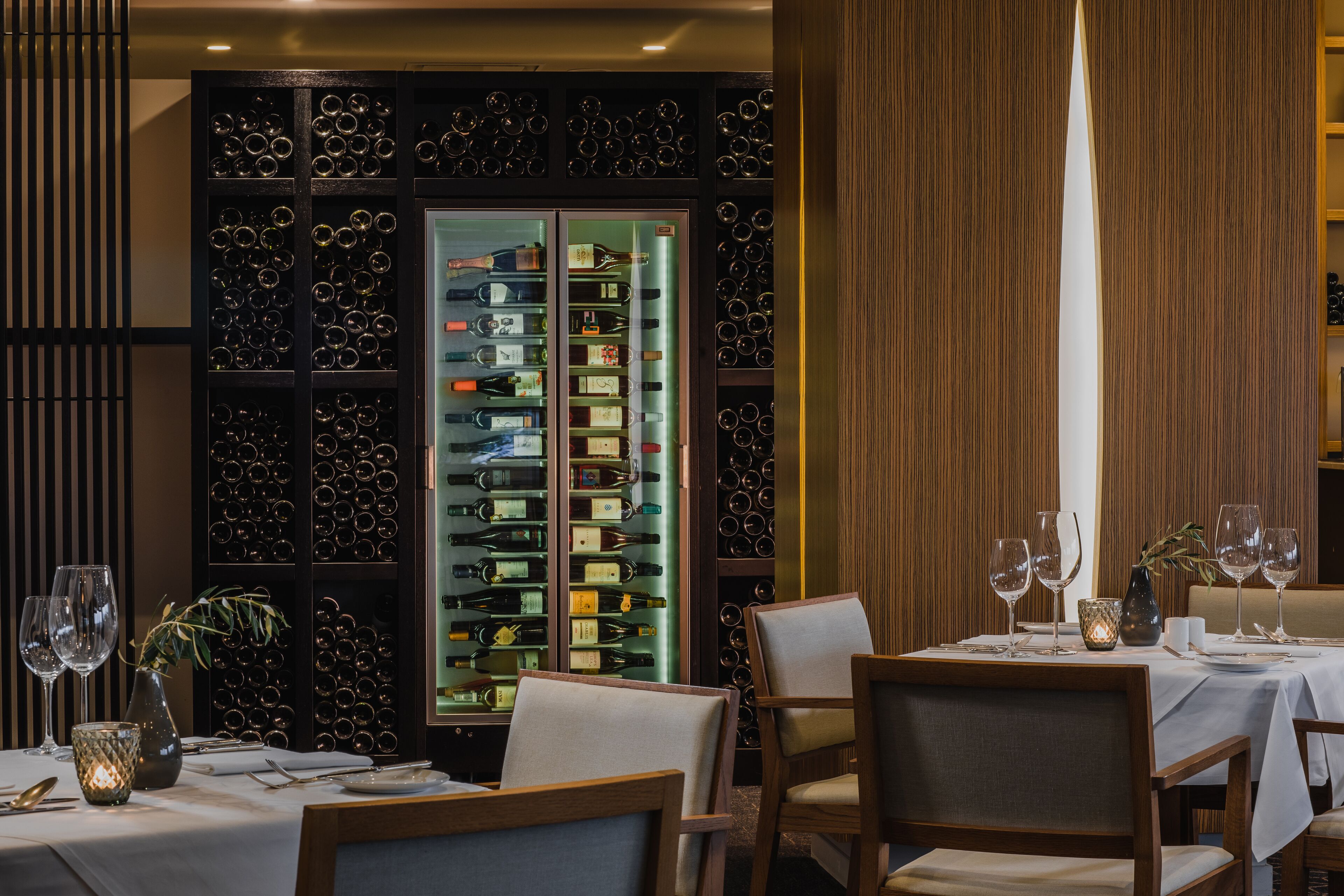 4 restaurants, breakfast, lunch, dinner served; international cuisine