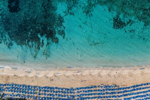 On the beach, white sand, sun-loungers, beach umbrellas - Alion Beach Hotel (Ayia Napa)