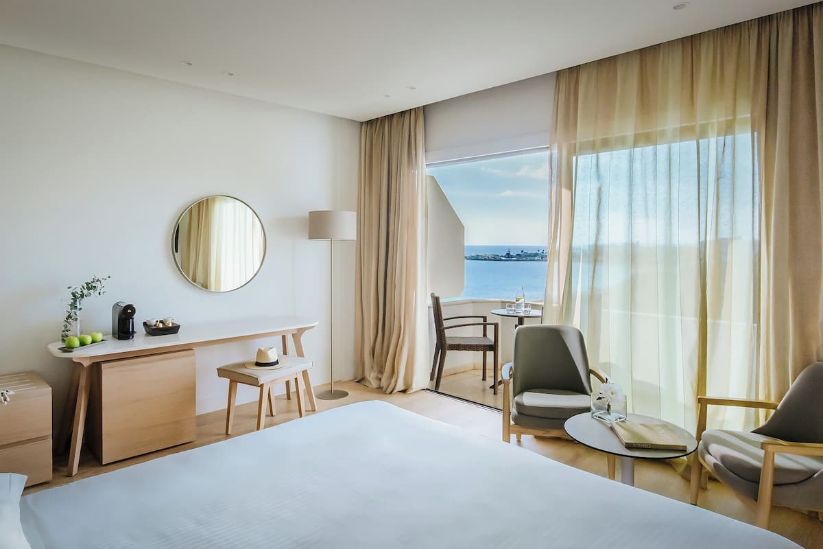 Quarto standard, vista parcial para o mar | 1 quarto, roupas de cama de algodão egípcio, frigobar