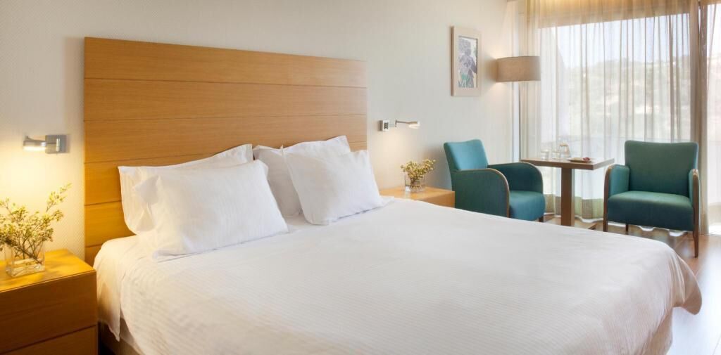 埃及棉床单、迷你吧、客房内保险箱、办公桌