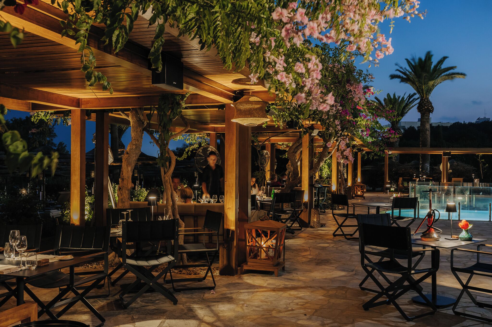 4 restaurants, breakfast, lunch, dinner served; international cuisine