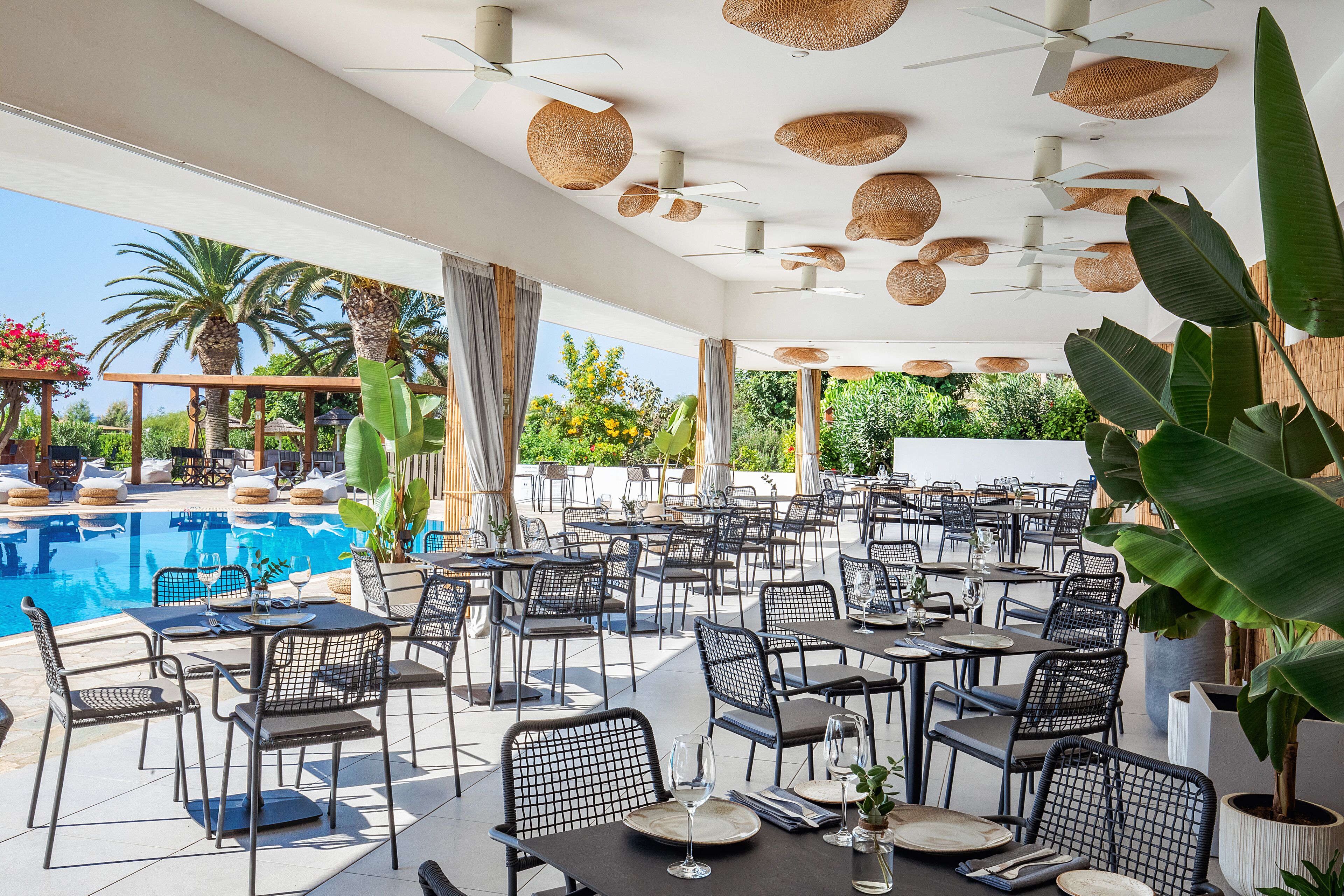 4 restaurants, breakfast, lunch, dinner served; international cuisine 