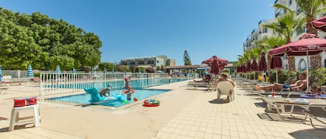 Utendørsbasseng, bassengparasoller og solsenger