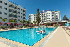 Piscine extérieure, parasols, chaises longues