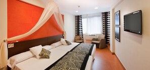 Minibar, caja fuerte, escritorio y tabla de planchar con plancha