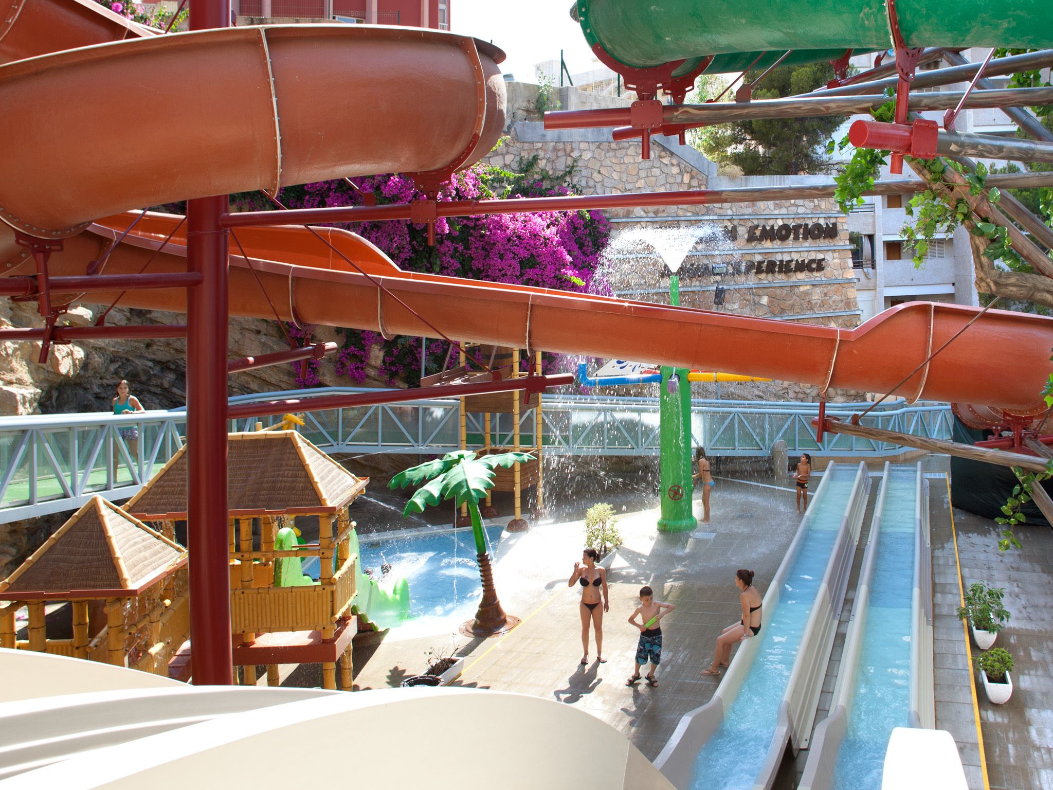 Un parque acuático con varias toboganes y una zona de piscina.