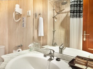 Shower, hair dryer, bidet, towels - Magic Aqua Rock Gardens (Benidorm)
