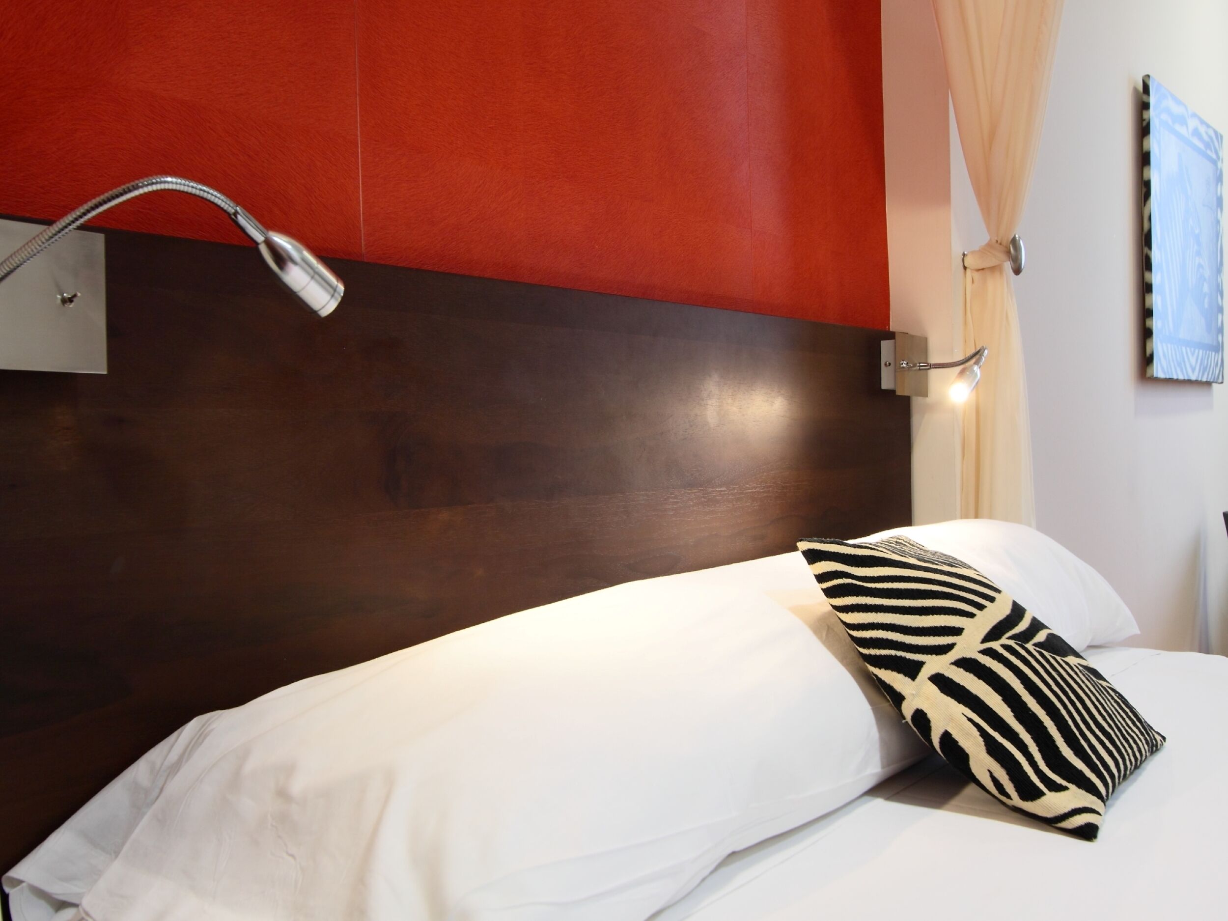 Minibar, in-room safe, desk, iron/ironing board