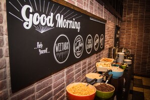 Bữa sáng buffet hàng ngày (15 EUR/mỗi người) 