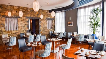 Desayuno buffet (EUR 15 por persona)