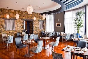 Bữa sáng buffet hàng ngày (15 EUR/mỗi người)