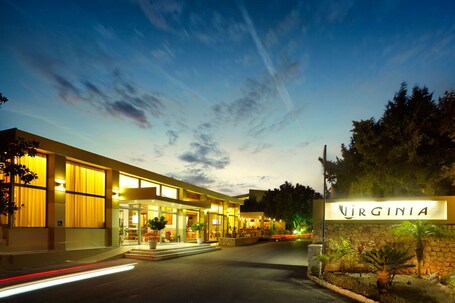 Fassade der Unterkunft – Abend/Nacht. Virginia Hotel