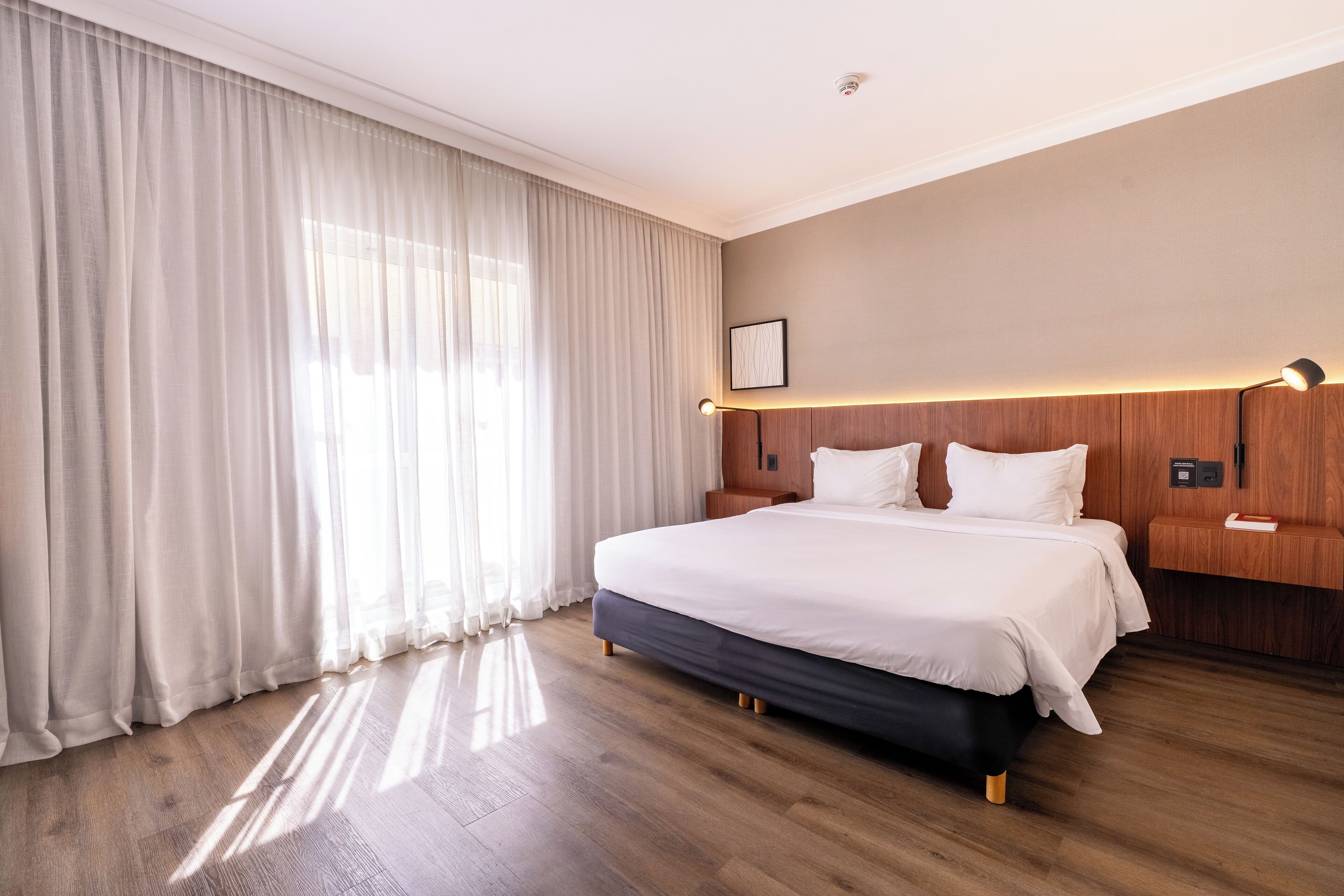 Rom – deluxe, 1 dobbeltseng | Minibar, safe på rommet, skrivebord og blendingsgardiner