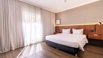 Rom – deluxe, 1 dobbeltseng | Minibar, safe på rommet, skrivebord og blendingsgardiner