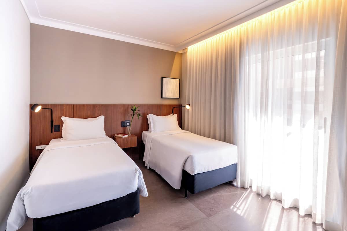 Premium kamer, 2 eenpersoonsbedden | Een minibar, een kluis op de kamer, een bureau, verduisterende gordijnen