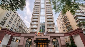 Vista frontal de la propiedad