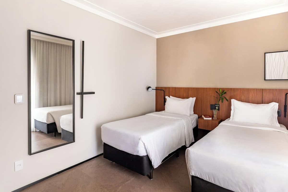 Een minibar, een kluis op de kamer, een bureau, verduisterende gordijnen