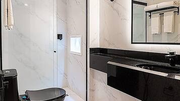 Shower, rainfall showerhead, free toiletries, hair dryer