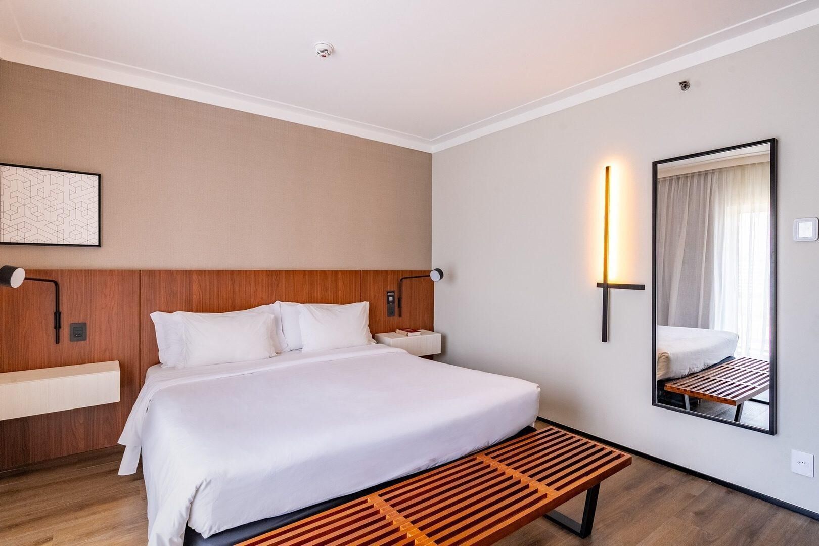 Frigobar, cofres nos quartos, escrivaninha, cortinas blackout