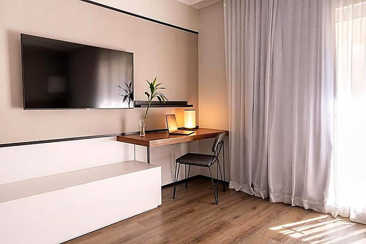 Phòng Deluxe, 1 giường đôi | Minibar, két bảo mật tại phòng, bàn, màn/rèm cản sáng