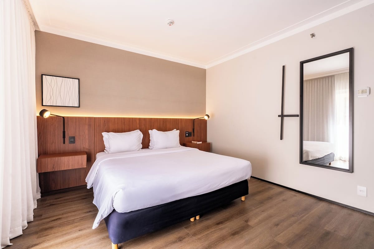 Deluxe kamer, 1 tweepersoonsbed | Een minibar, een kluis op de kamer, een bureau, verduisterende gordijnen