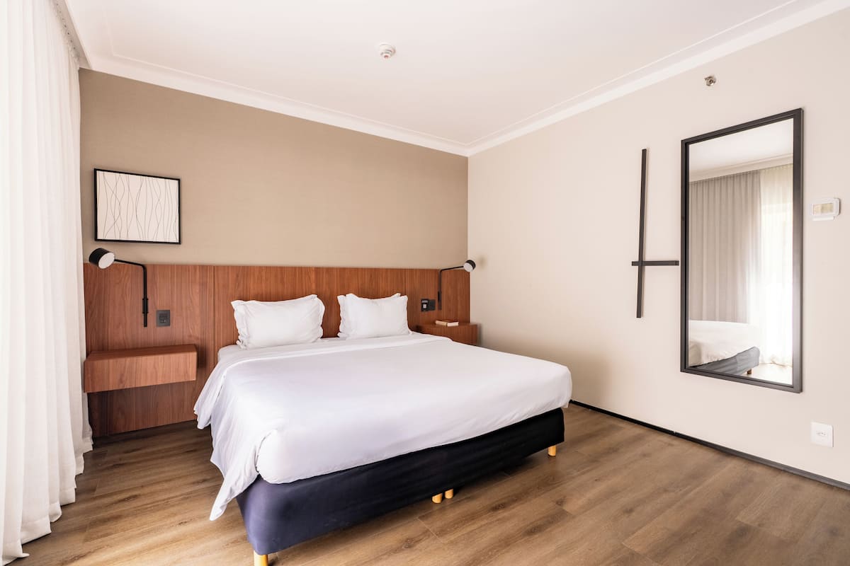 Standaard kamer, 1 tweepersoonsbed | Een minibar, een kluis op de kamer, een bureau, verduisterende gordijnen