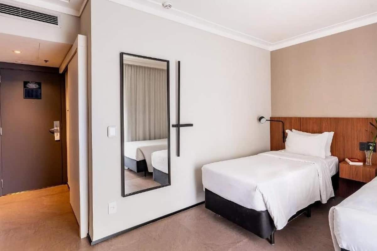 Een minibar, een kluis op de kamer, een bureau, verduisterende gordijnen