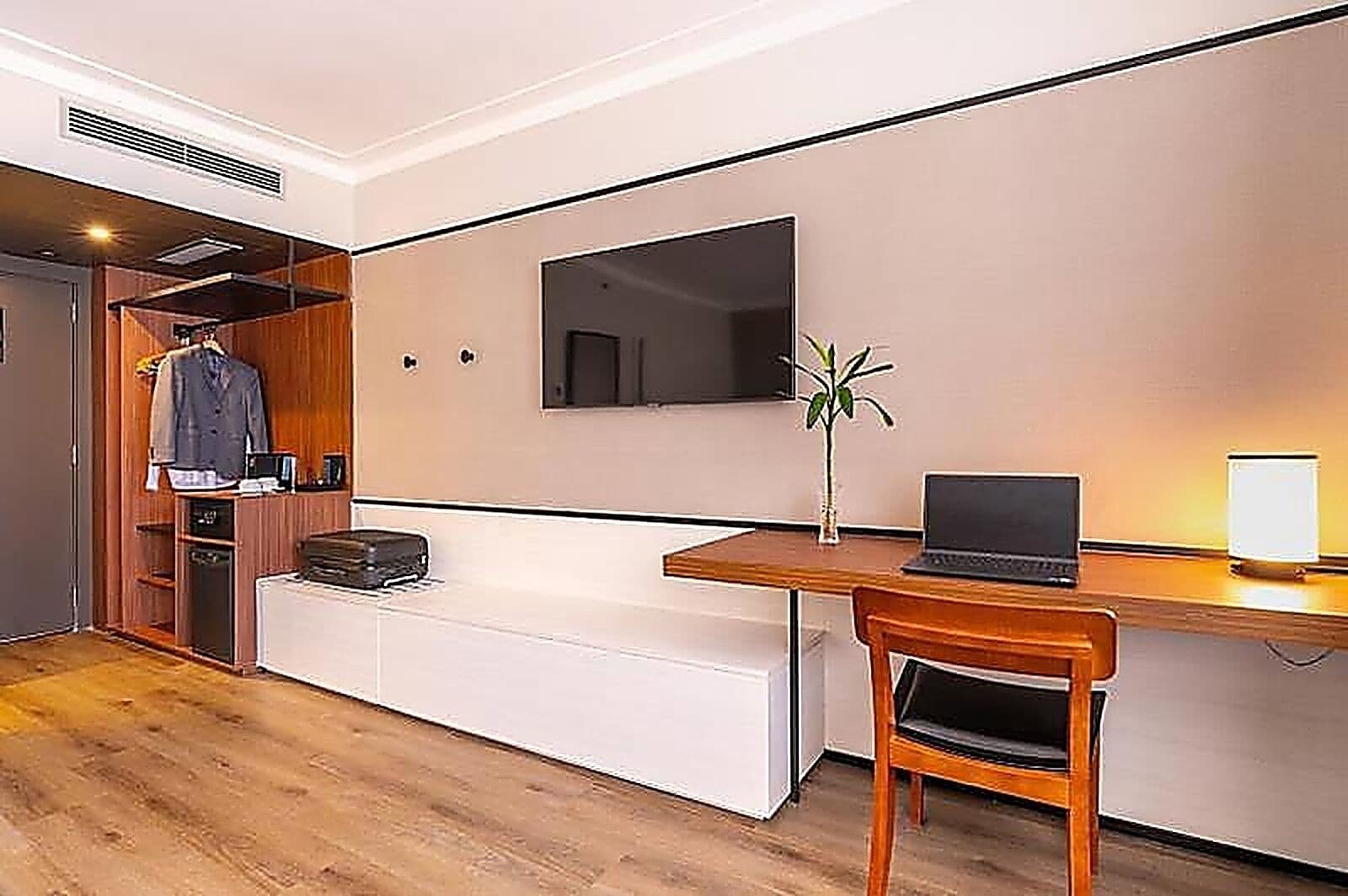 Premium-Zimmer, 1 Doppelbett | Minibar, Zimmersafe, Schreibtisch, Verdunkelungsvorhänge