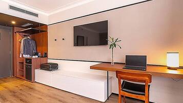 Premium-Zimmer, 1 Doppelbett | Minibar, Zimmersafe, Schreibtisch, Verdunkelungsvorhänge