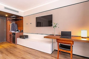 ห้องพรีเมียม, เตียงใหญ่ 1 เตียง | มินิบาร์, ตู้นิรภัยในห้องพัก, โต๊ะทำงาน, ผ้าม่านกันแสง