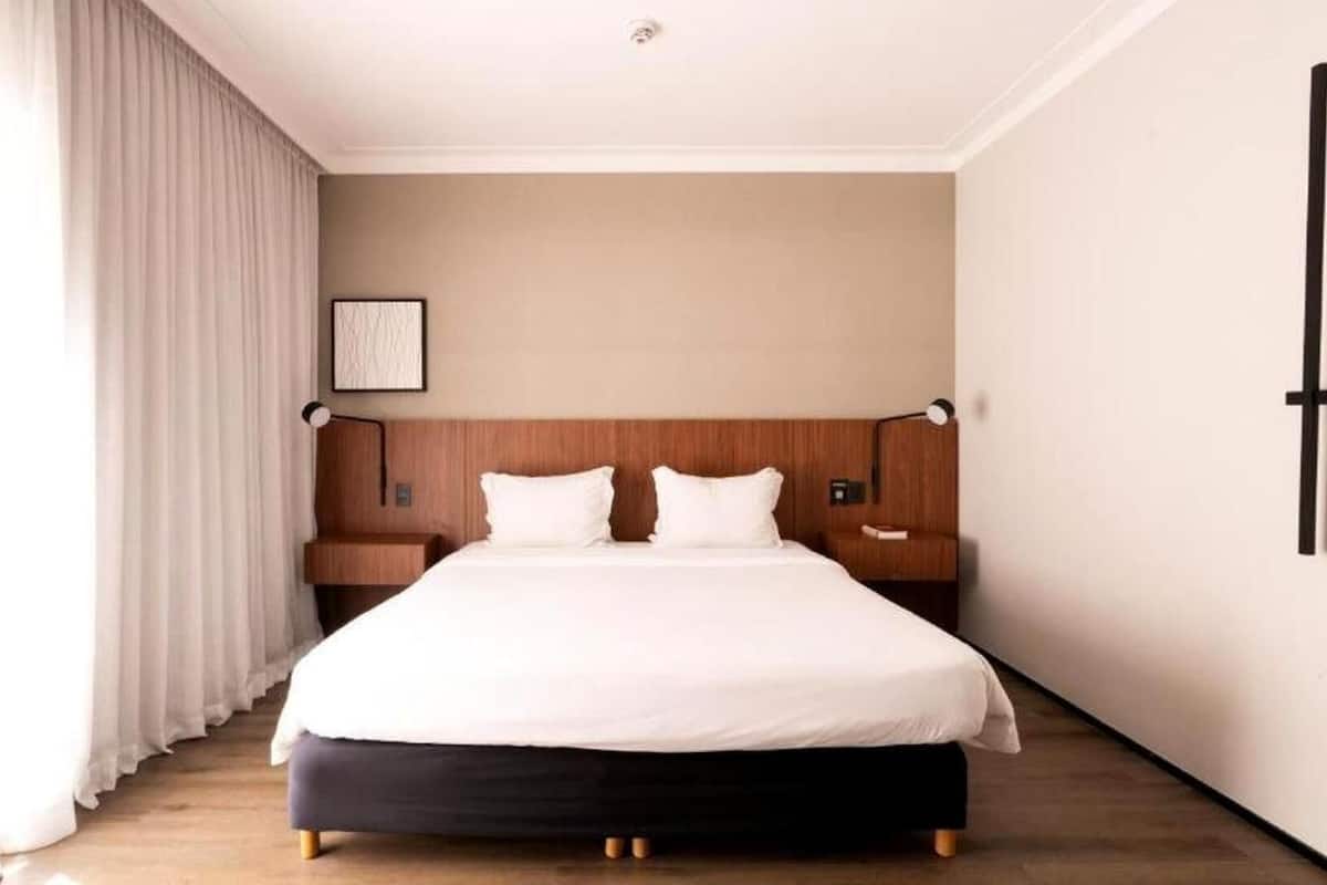 Minibar, coffres-forts dans les chambres, bureau, rideaux occultants